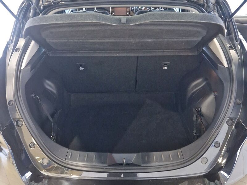 More views of Nissan Leaf