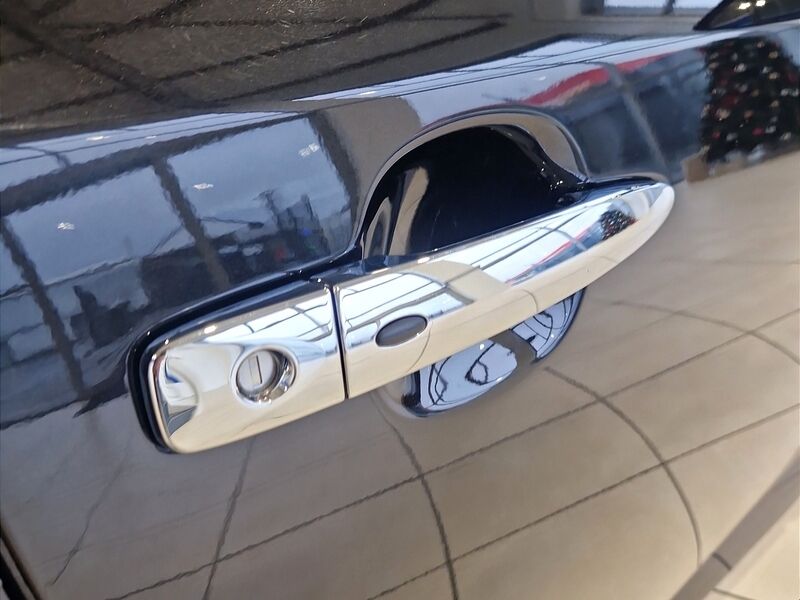 More views of Nissan Leaf