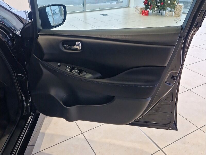 More views of Nissan Leaf