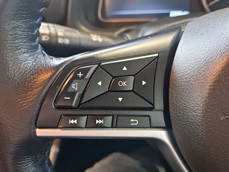 More views of Nissan Leaf