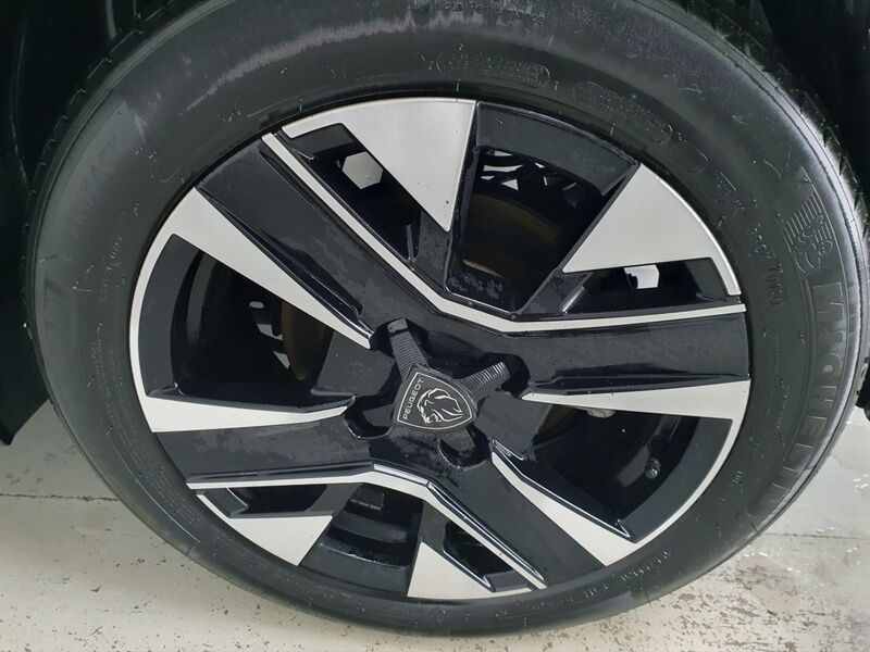 More views of Peugeot 208