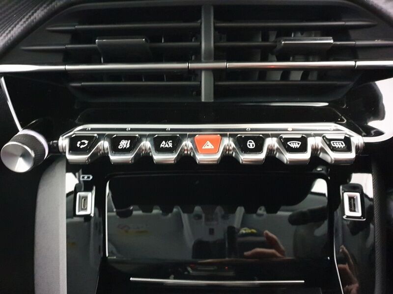 More views of Peugeot 208