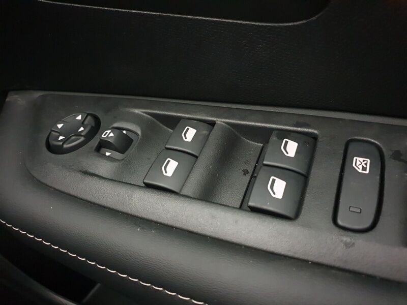 More views of Peugeot 208