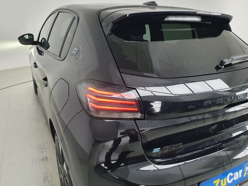 More views of Peugeot 208