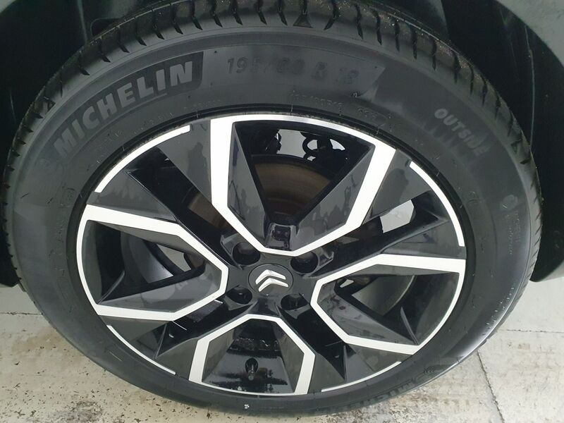 More views of Citroen e-C4 X