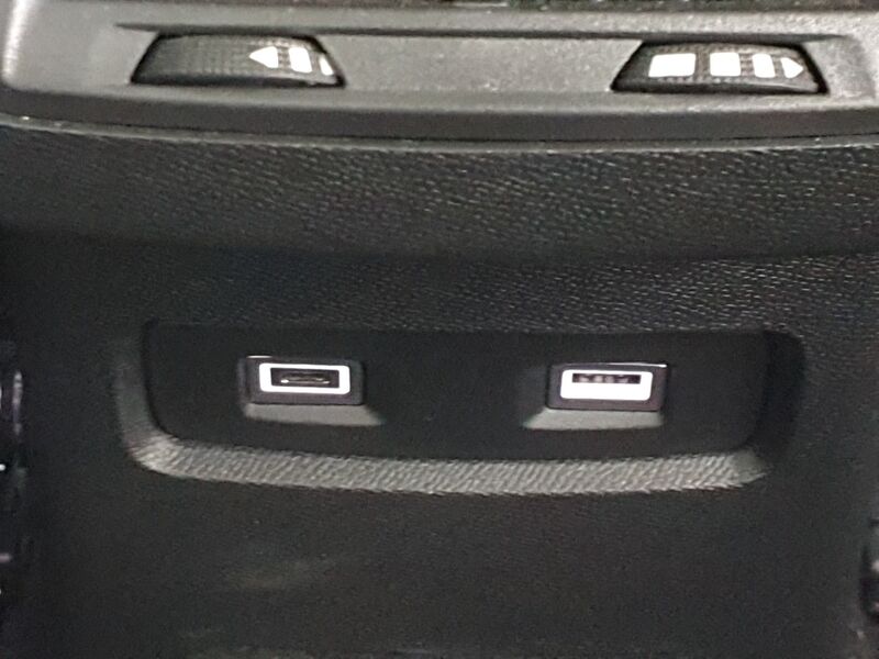 More views of Citroen e-C4 X