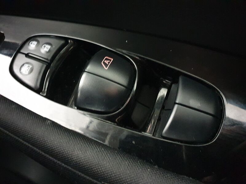 More views of Nissan Leaf