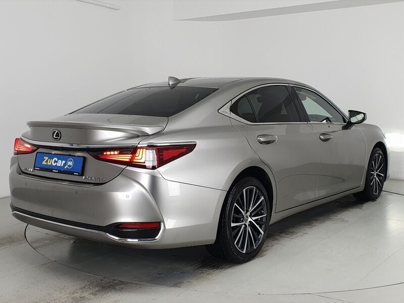 More views of Lexus ES