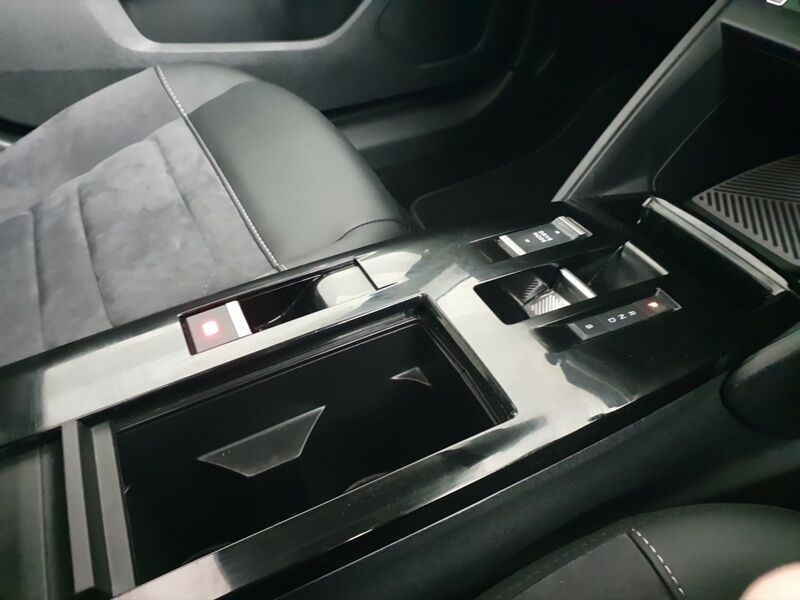 More views of Citroen e-C4 X