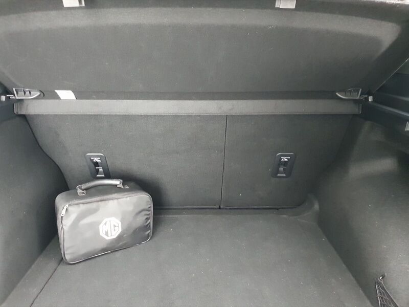 More views of MG MG4