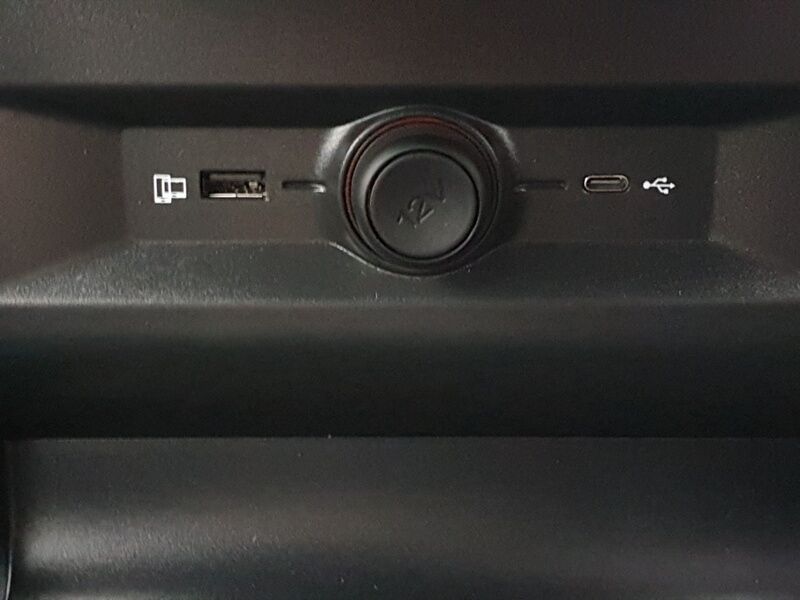 More views of MG MG4