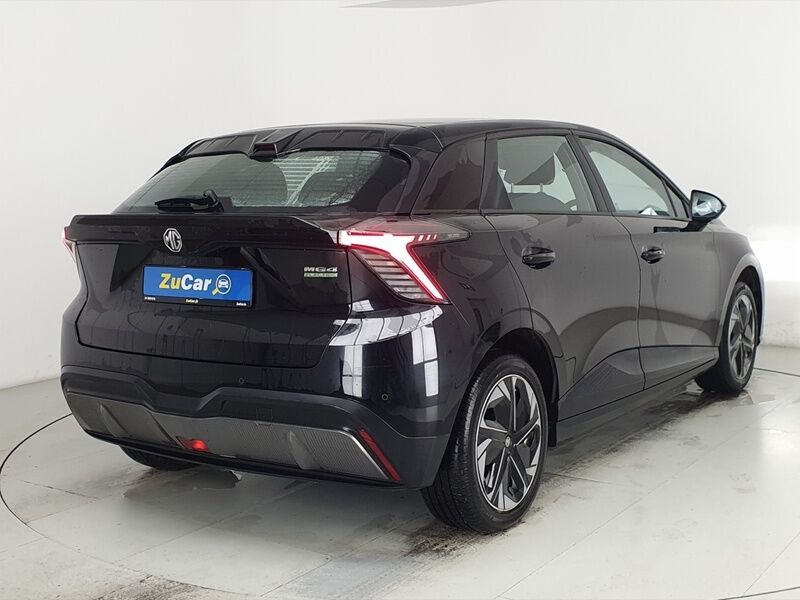 More views of MG MG4