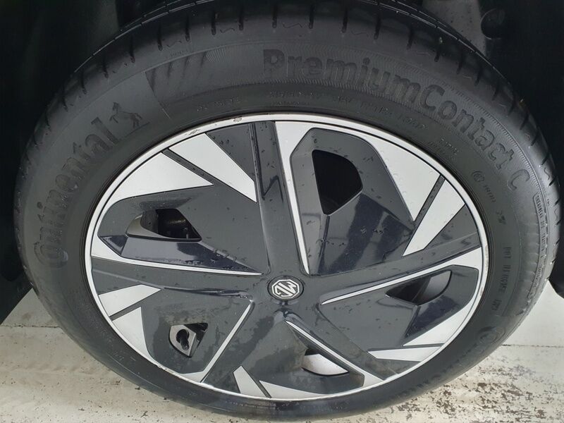 More views of MG MG4