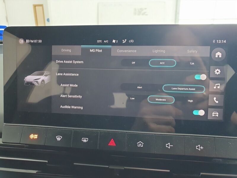 More views of MG MG4