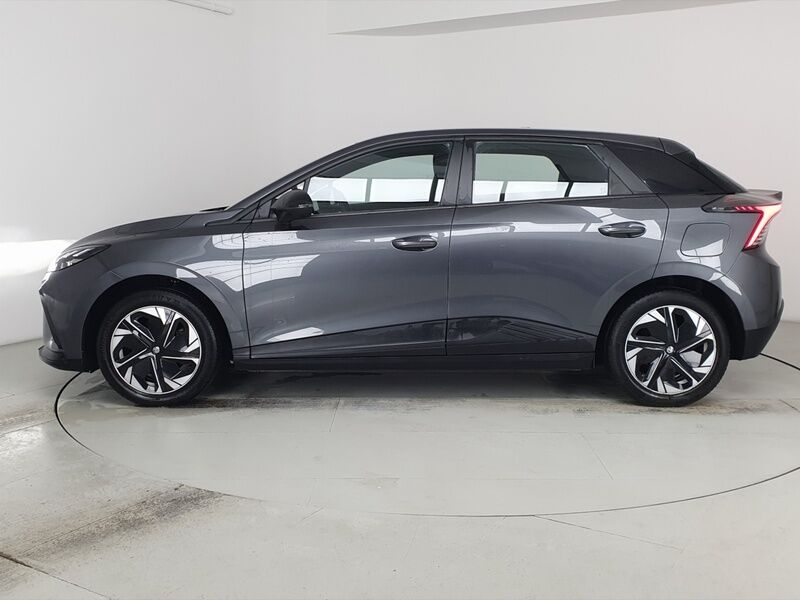 More views of MG MG4