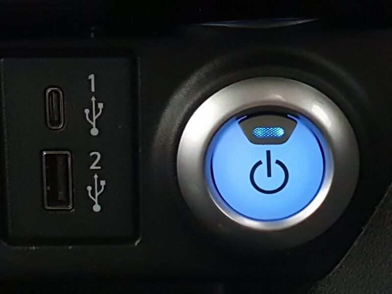 More views of Nissan Leaf