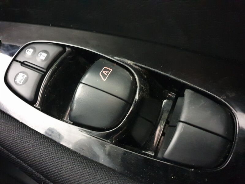 More views of Nissan Leaf