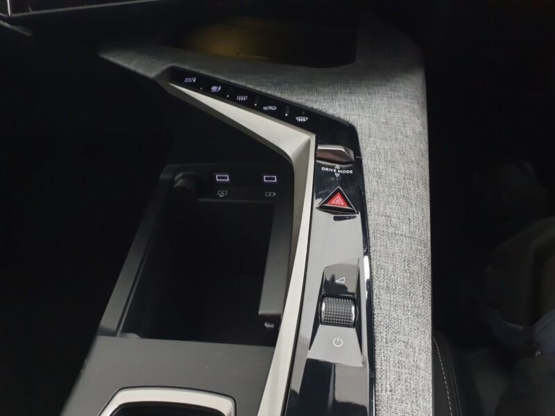 More views of Peugeot 3008