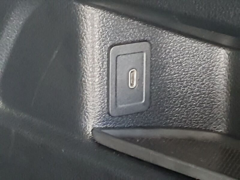 More views of Mercedes-Benz GLB