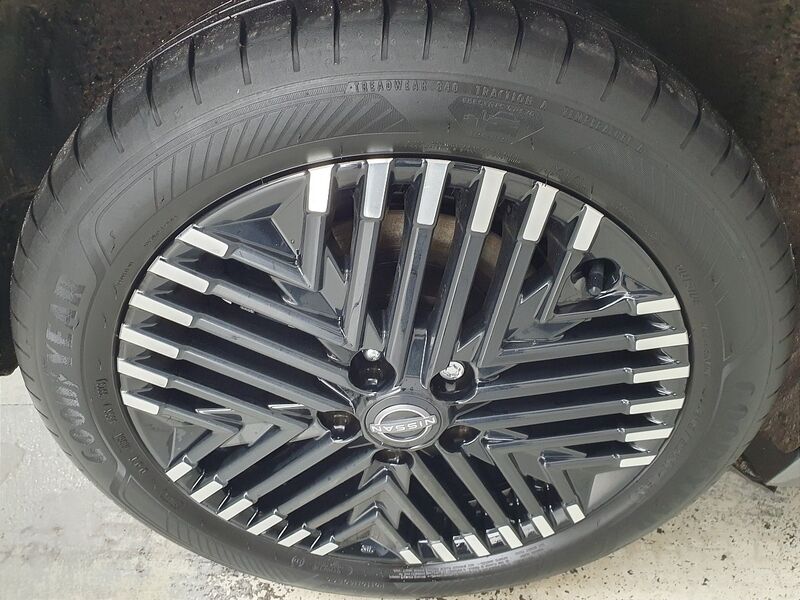 More views of Nissan Leaf