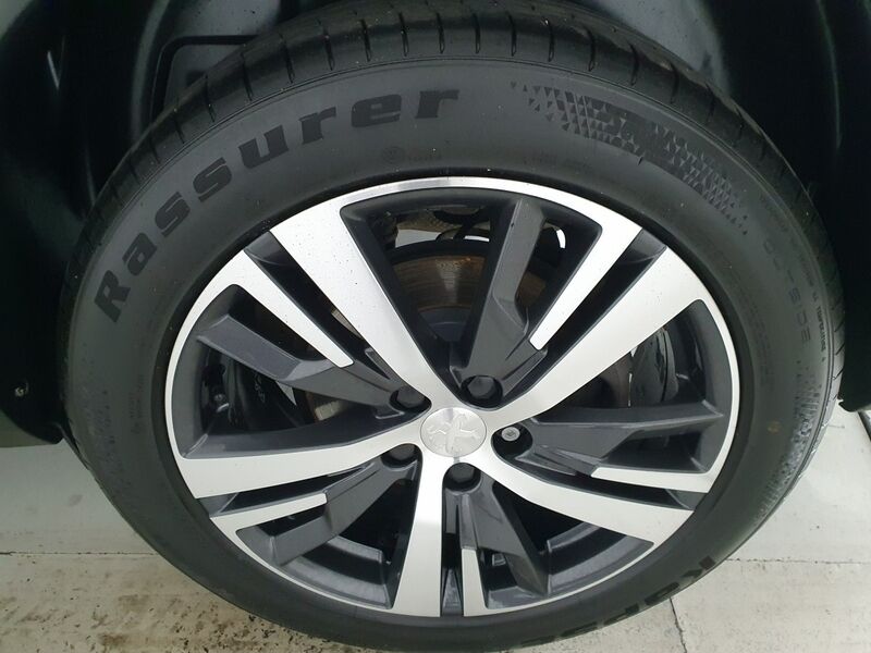 More views of Peugeot 5008