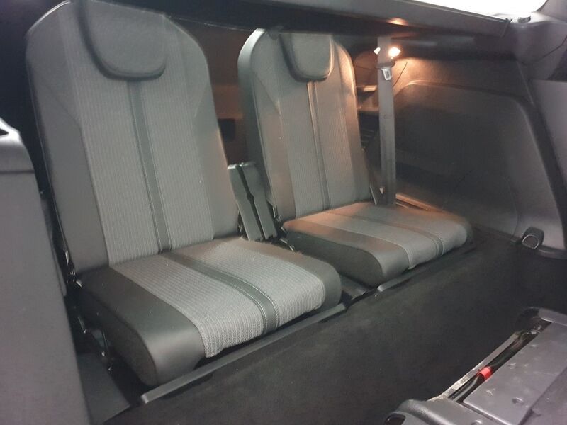 More views of Peugeot 5008