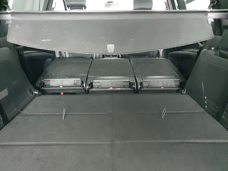 More views of Peugeot 5008