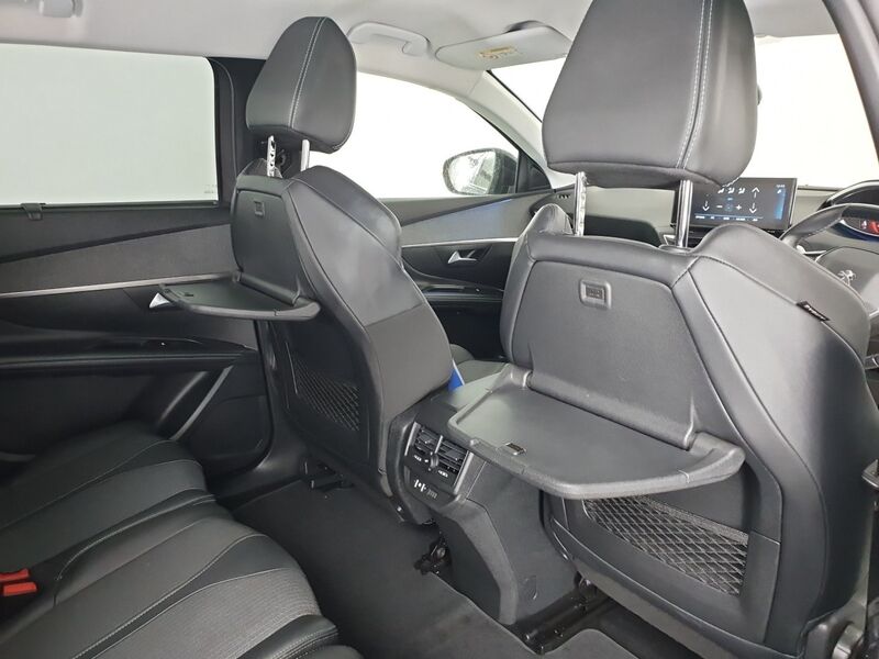 More views of Peugeot 5008