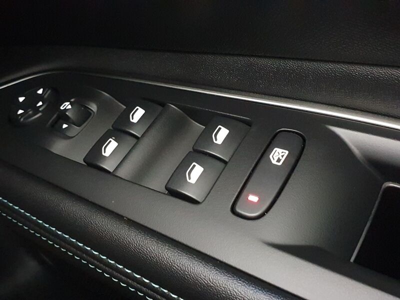 More views of Peugeot 5008