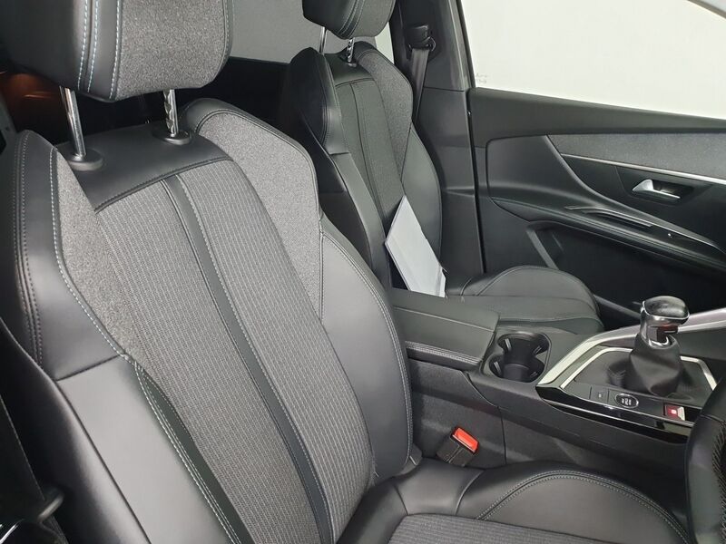 More views of Peugeot 5008