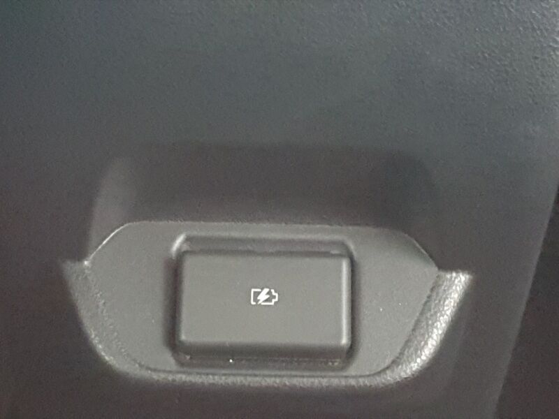 More views of Nissan Leaf