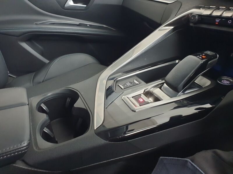 More views of Peugeot 3008