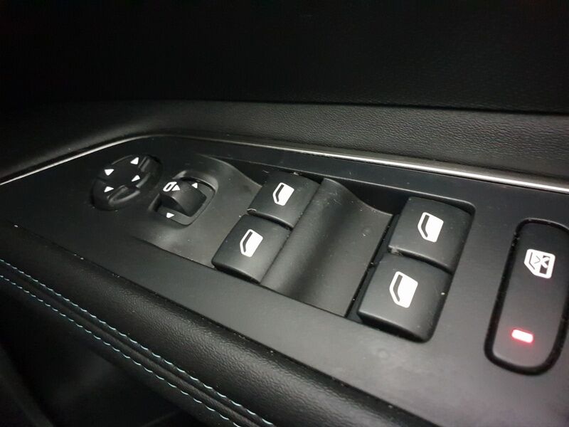 More views of Peugeot 3008