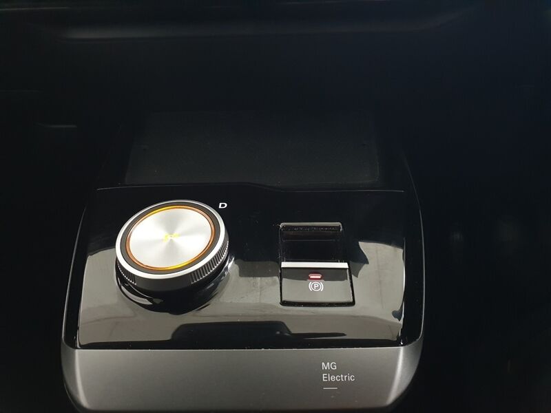 More views of MG MG4