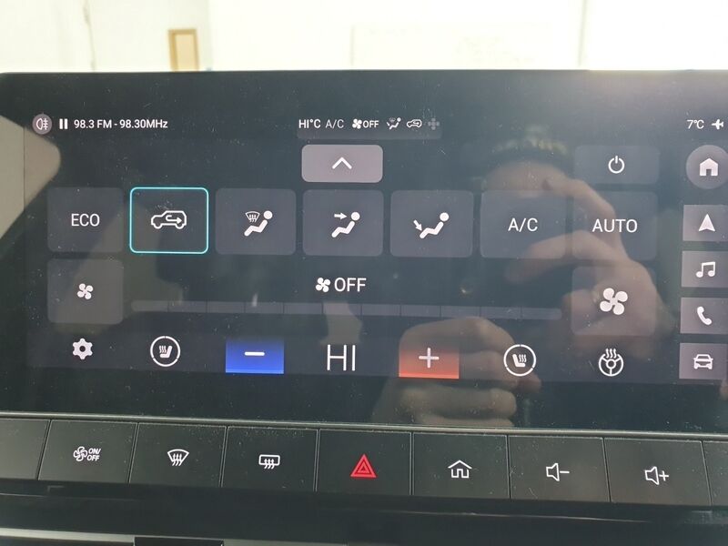 More views of MG MG4