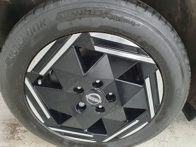 More views of Nissan Leaf