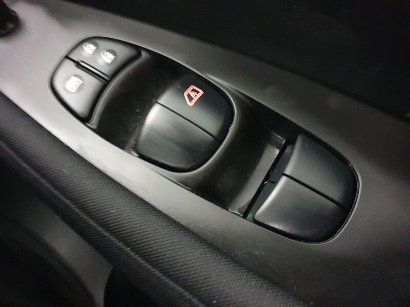 More views of Nissan Leaf