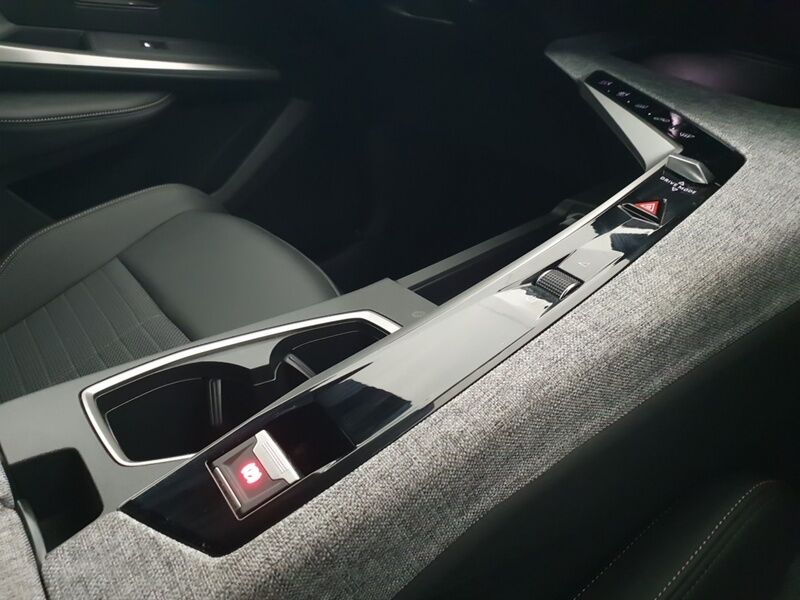 More views of Peugeot 3008