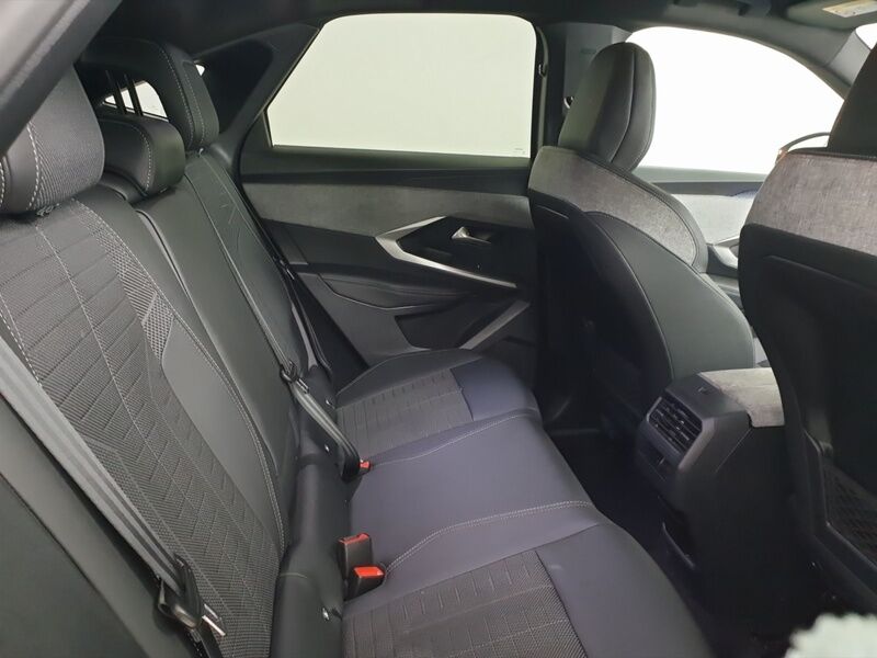 More views of Peugeot 3008