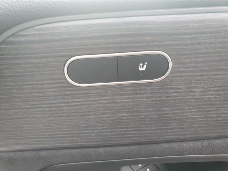 More views of Mercedes-Benz EQB