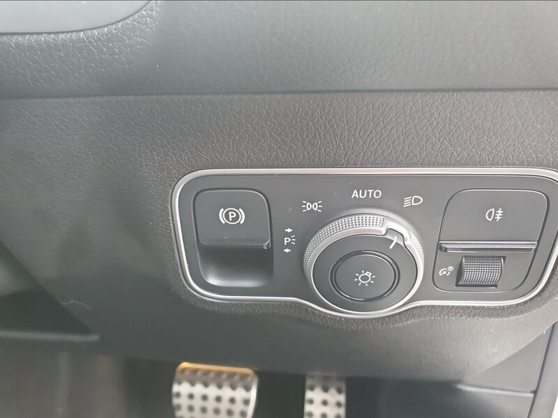 More views of Mercedes-Benz EQB