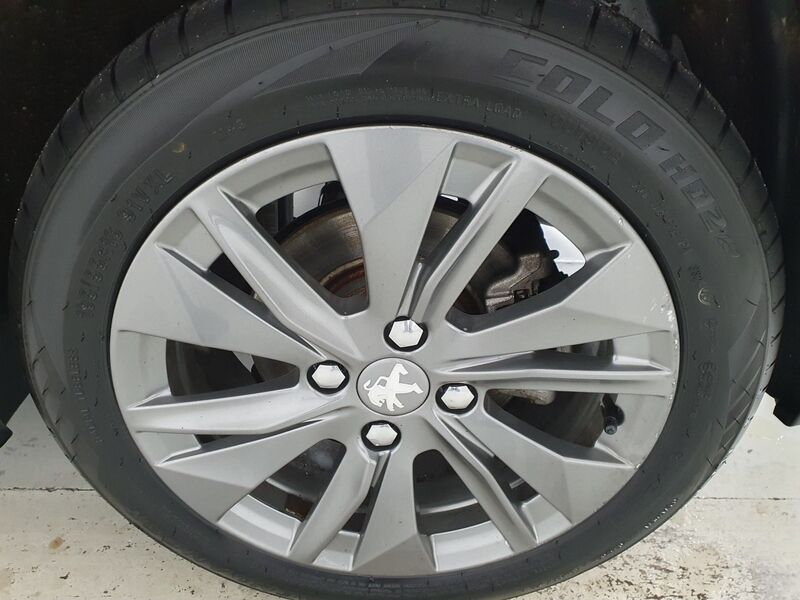 More views of Peugeot 208