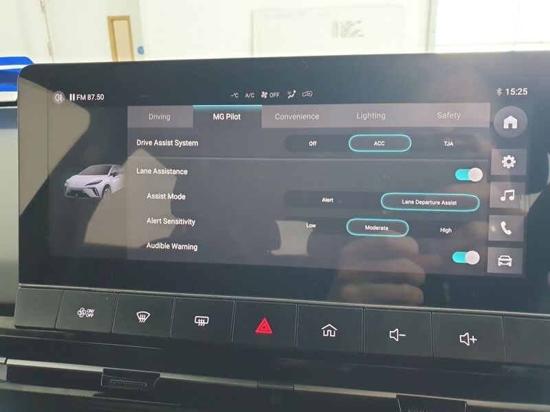 More views of MG MG4