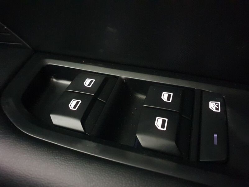 More views of MG MG4