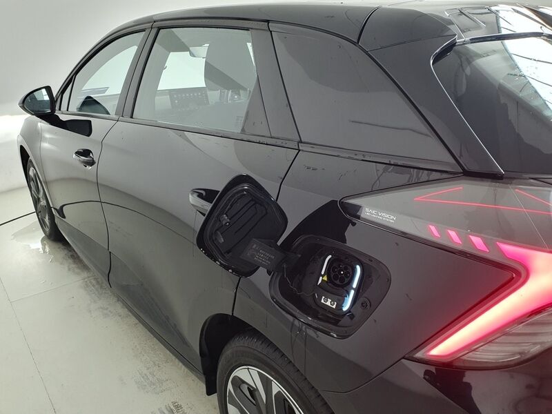 More views of MG MG4