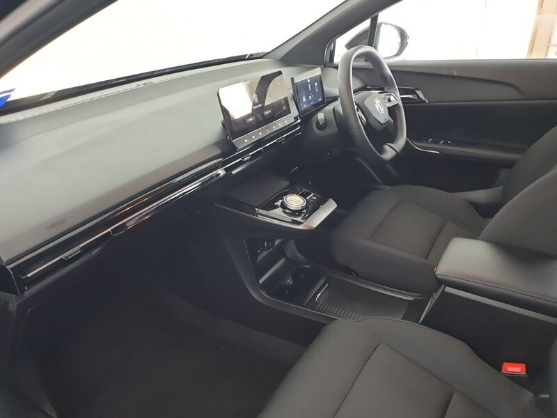 More views of MG MG4