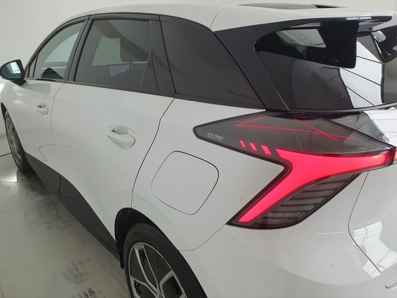 More views of MG MG4