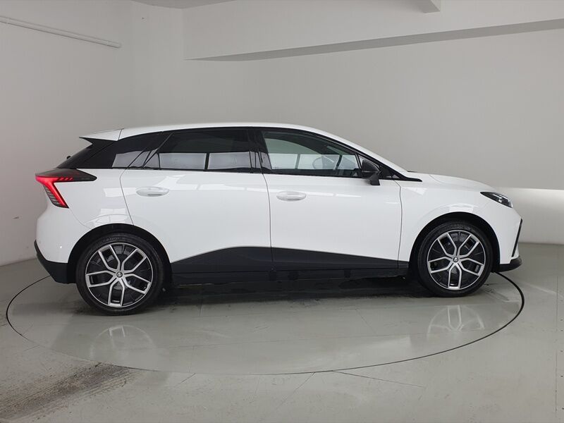 More views of MG MG4