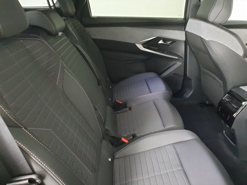 More views of Peugeot 5008