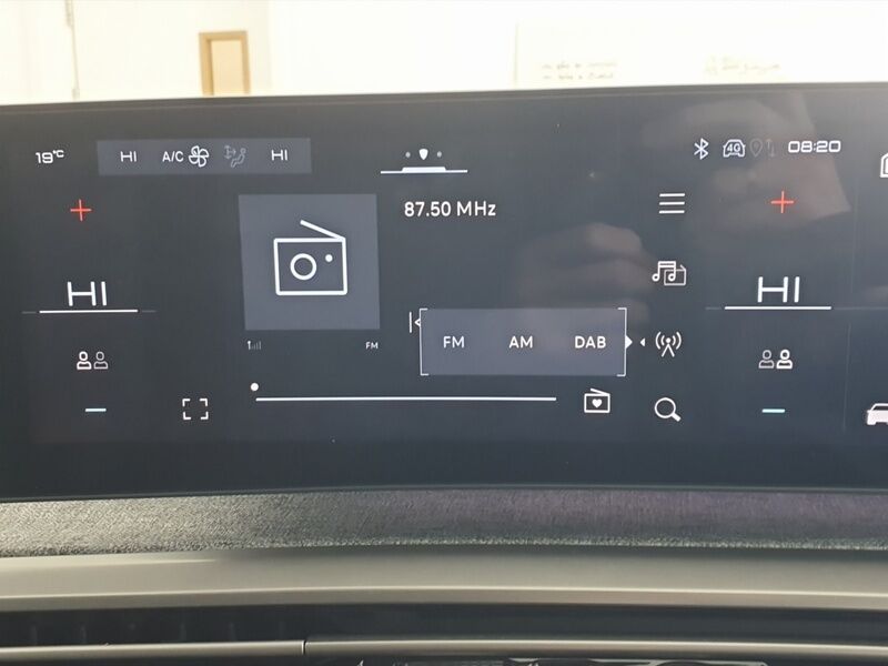 More views of Peugeot 5008